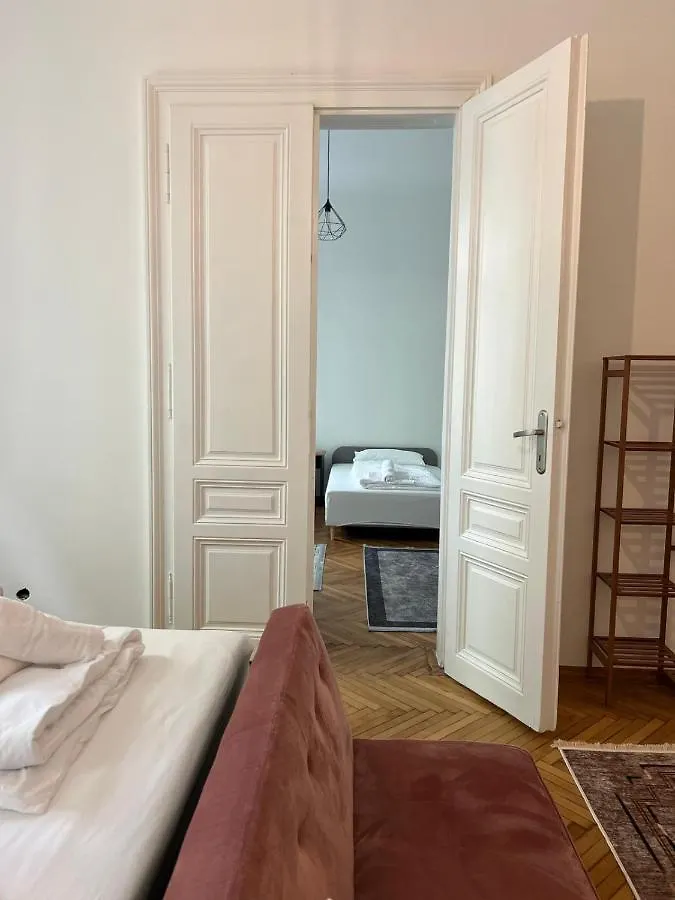 Centrally-Located Authentic Apartment Wiedeń Austria