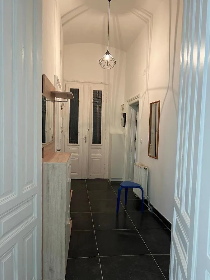 Centrally-Located Authentic Apartment Wiedeń