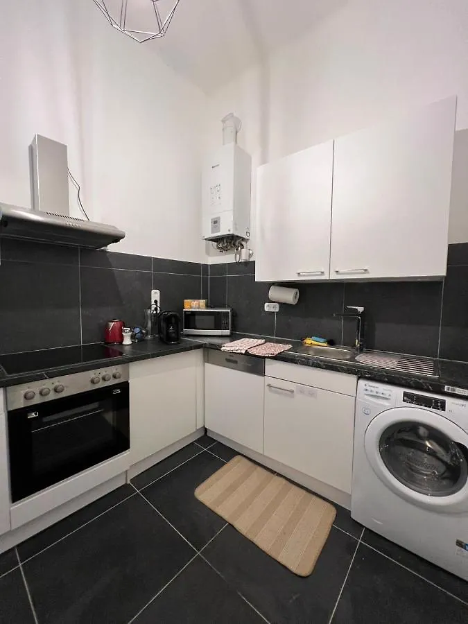 Centrally-Located Authentic Apartment Wiedeń