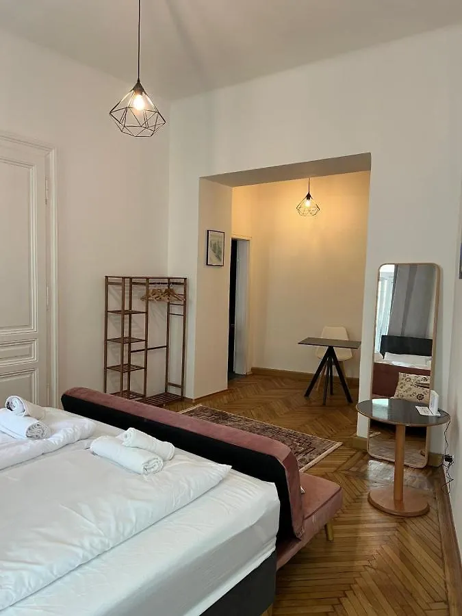 Centrally-Located Authentic Apartment Wiedeń