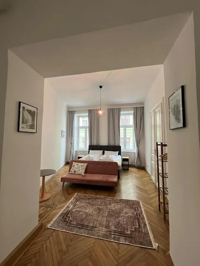 Centrally-Located Authentic Apartment Wiedeń