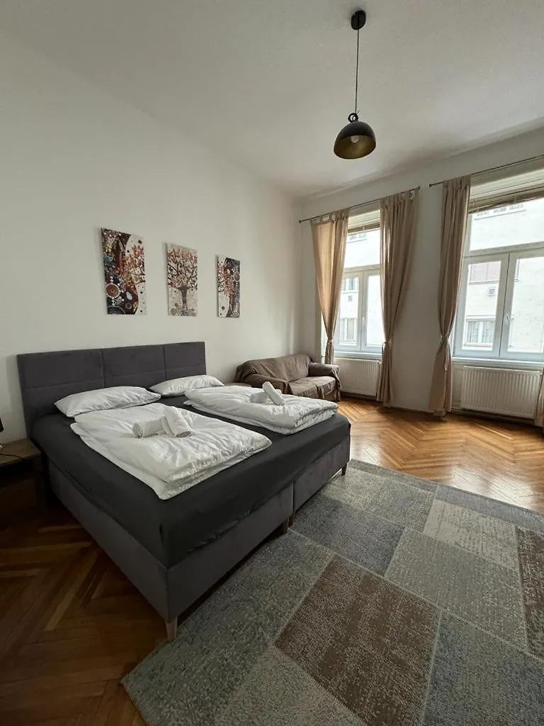 Centrally-Located Authentic Apartment Wiedeń