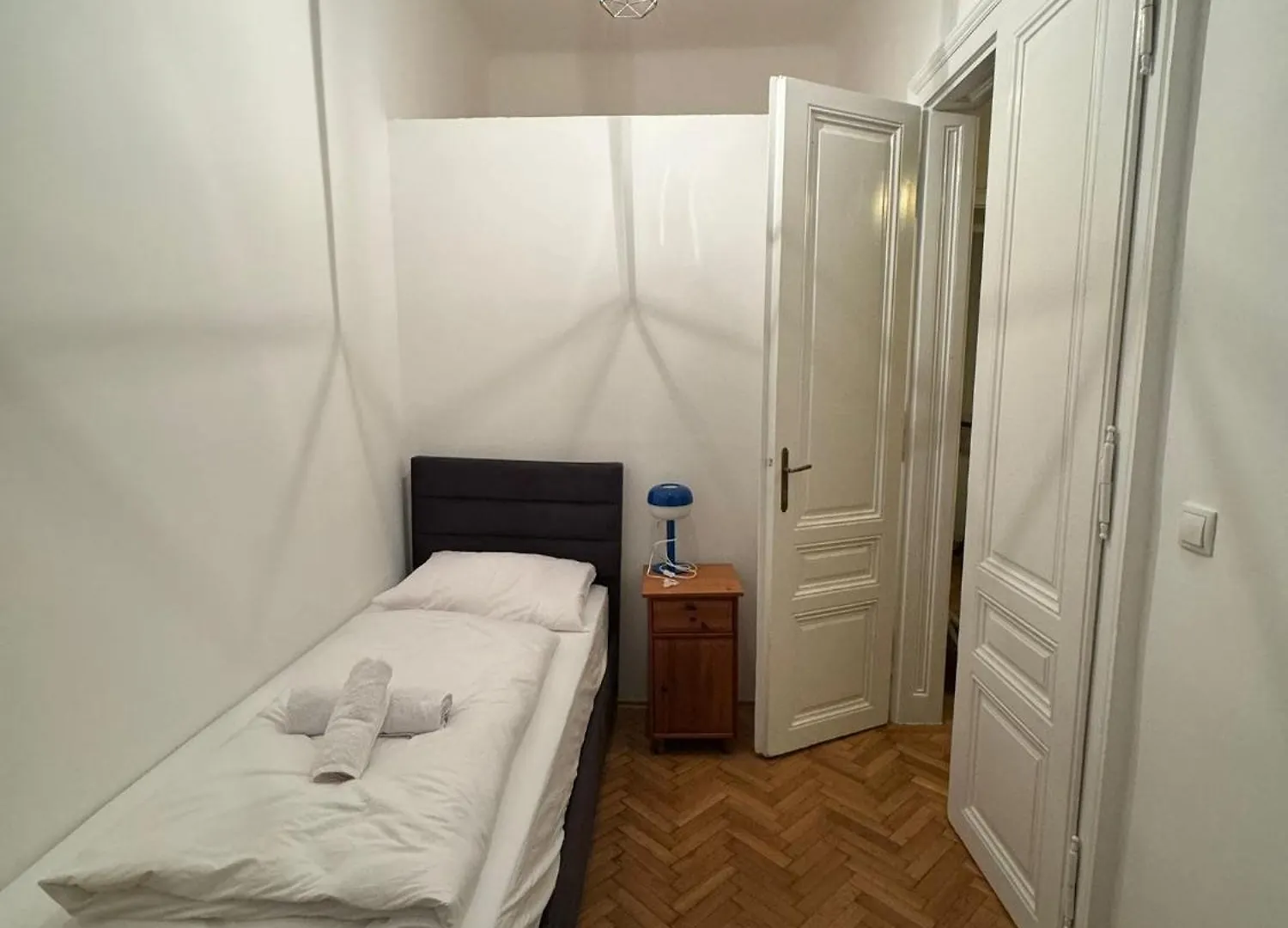 Centrally-Located Authentic Apartment Wiedeń Austria