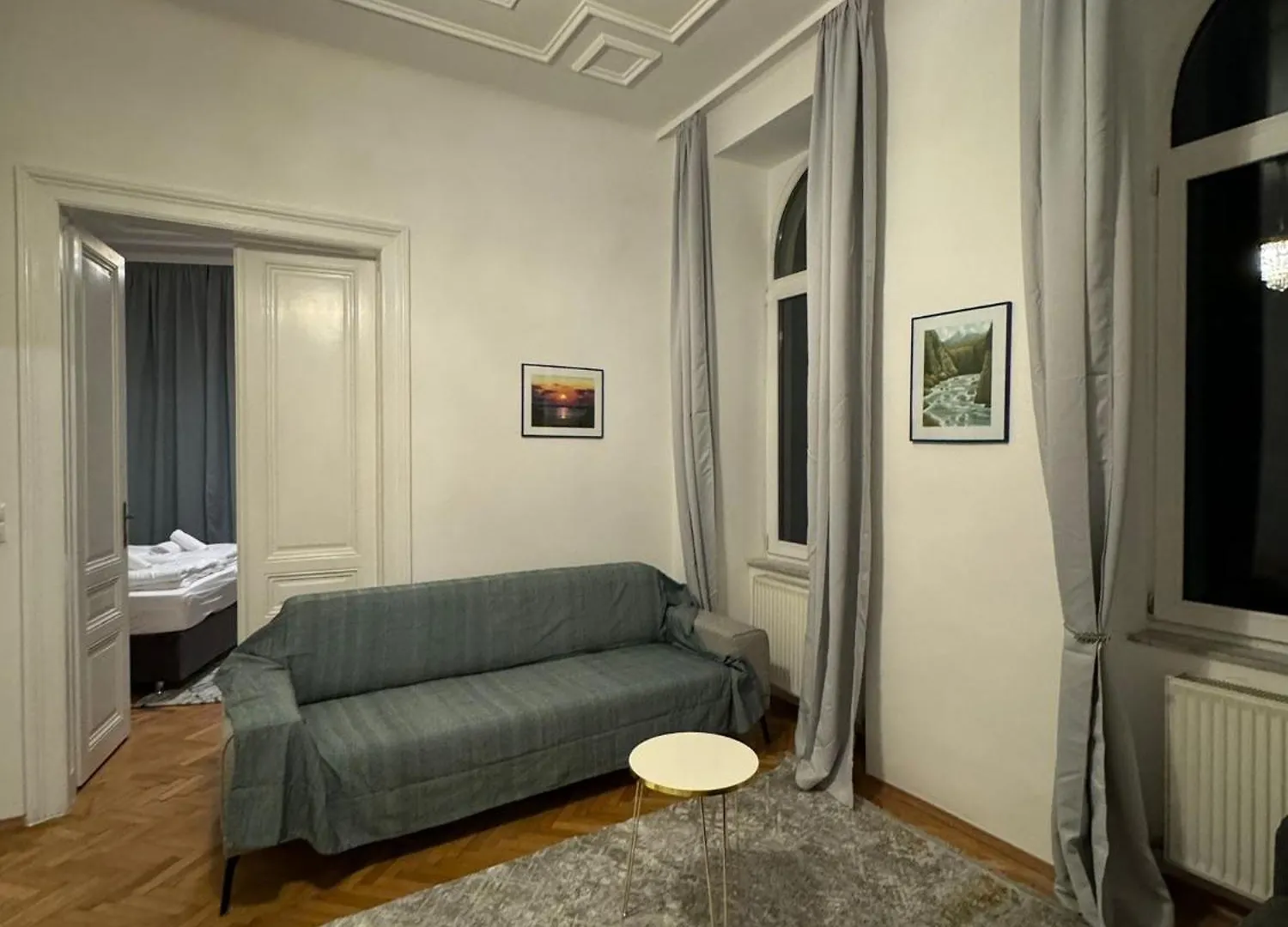 Centrally-Located Authentic Apartment Wiedeń