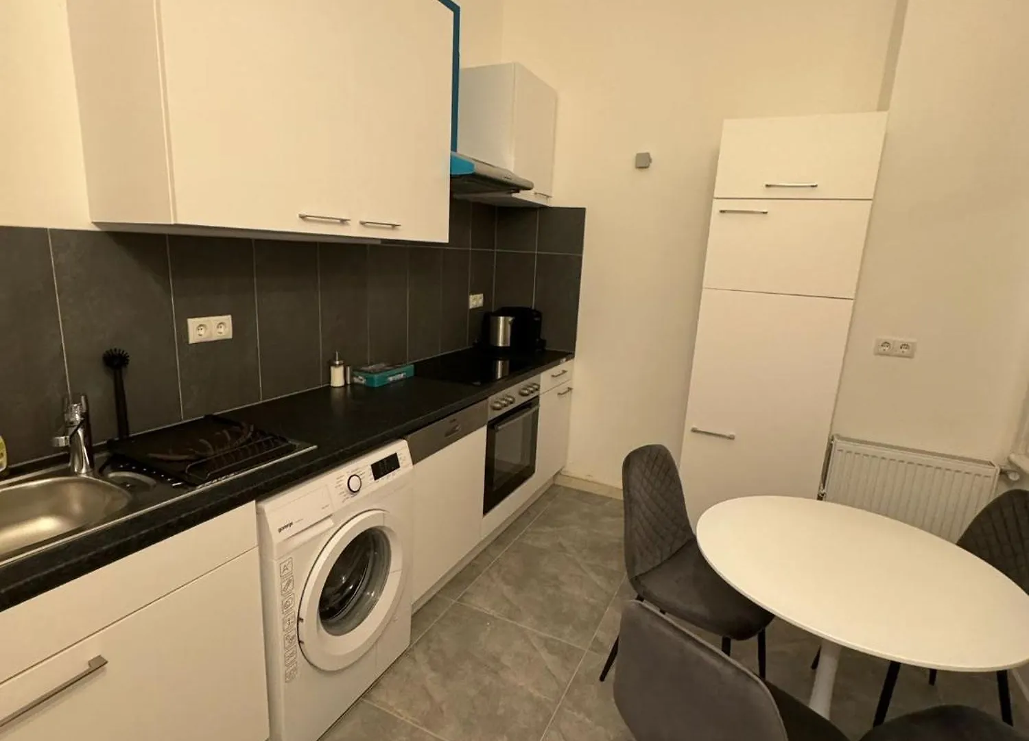 Centrally-Located Authentic Apartment Wiedeń